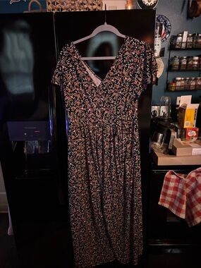 Floral V-Neck Midi Dress in Black